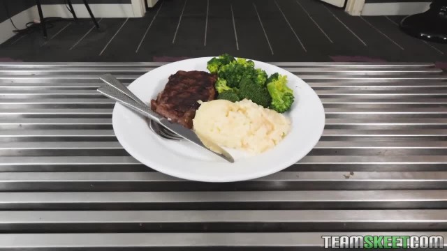 Телка с аппетитом сосет - #1