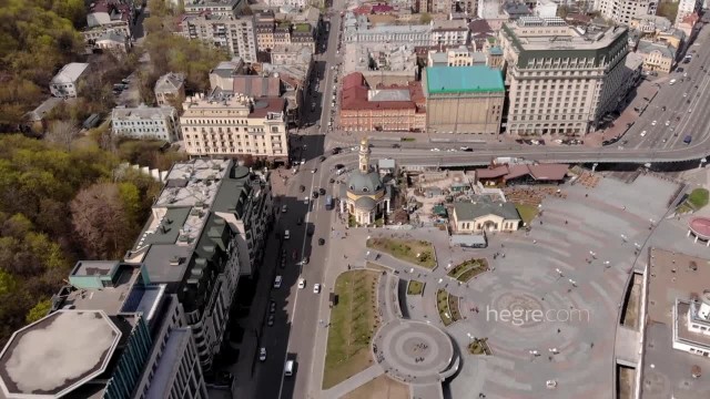 Стройняшка гуляет голышом - #4